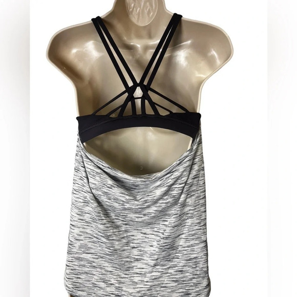 Lululemon bra and tank combo in excellent condition size 4 no cups includedβ - Picture 2 of 4